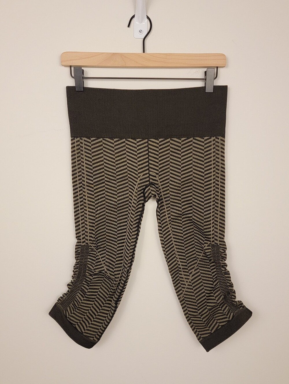 Lululemon In The Flow Crop II Heathered Fatigue Green Chevron Leggings Size 6